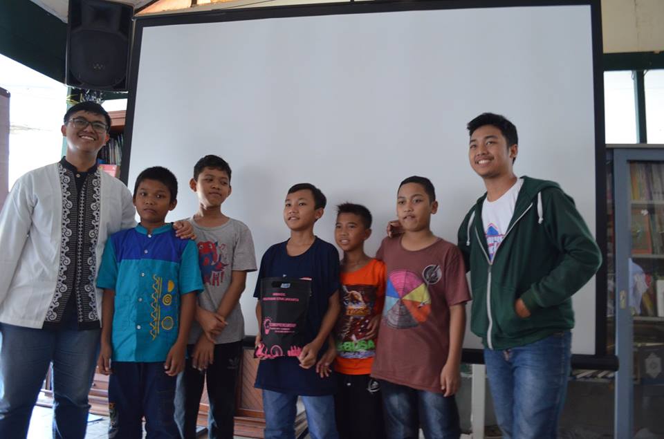 kebersamaan HIMASIS dengan adik-adik panti asuhan rumah piatu muslim