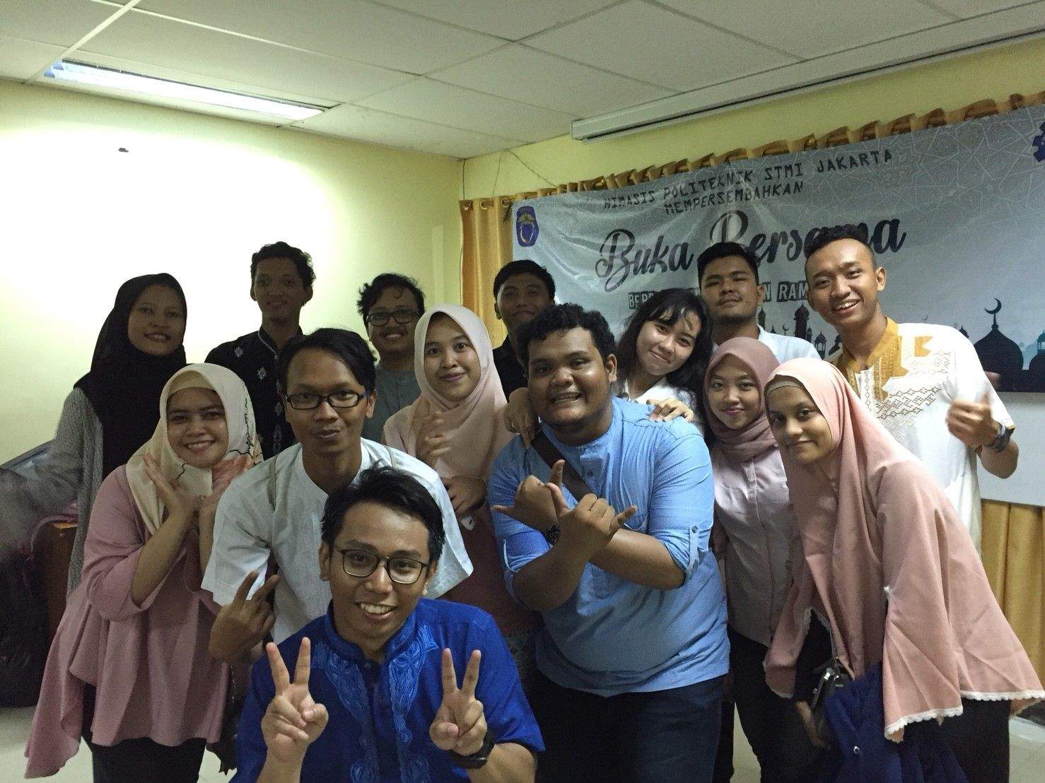 Keluarga besar HIMASIS buka bersama dengan adik-adik Yayasan AL KAHFI
