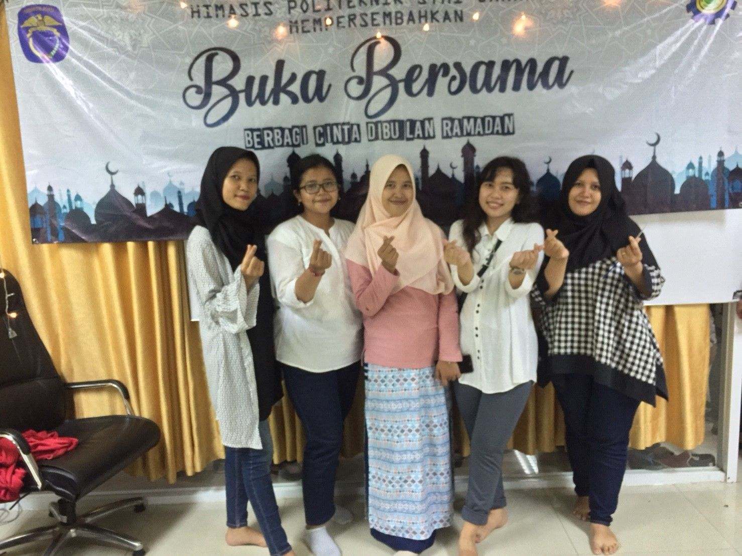 Keluarga besar HIMASIS buka bersama dengan adik-adik Yayasan AL KAHFI