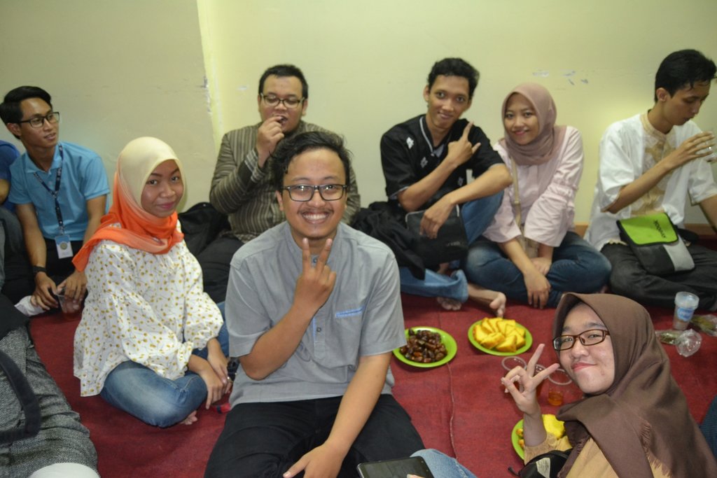 Keluarga besar HIMASIS buka bersama dengan adik-adik Yayasan AL KAHFI