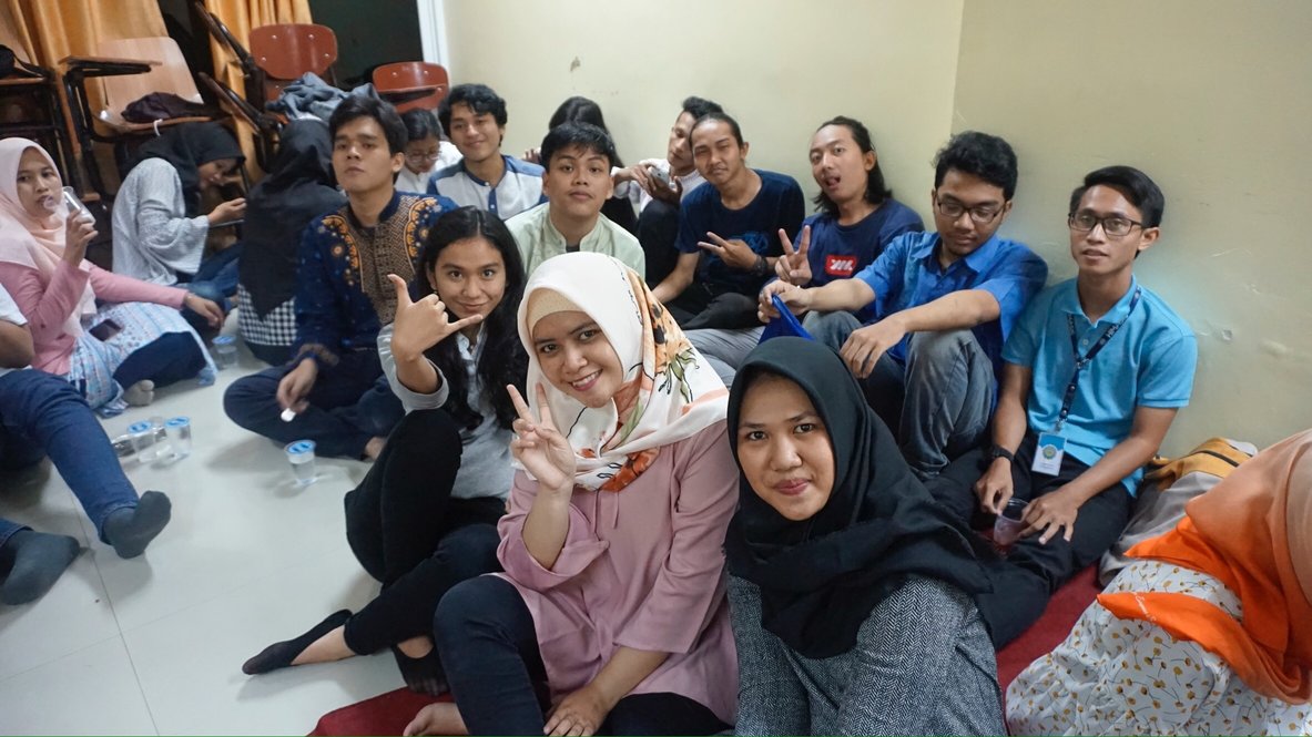 Keluarga besar HIMASIS buka bersama dengan adik-adik Yayasan AL KAHFI