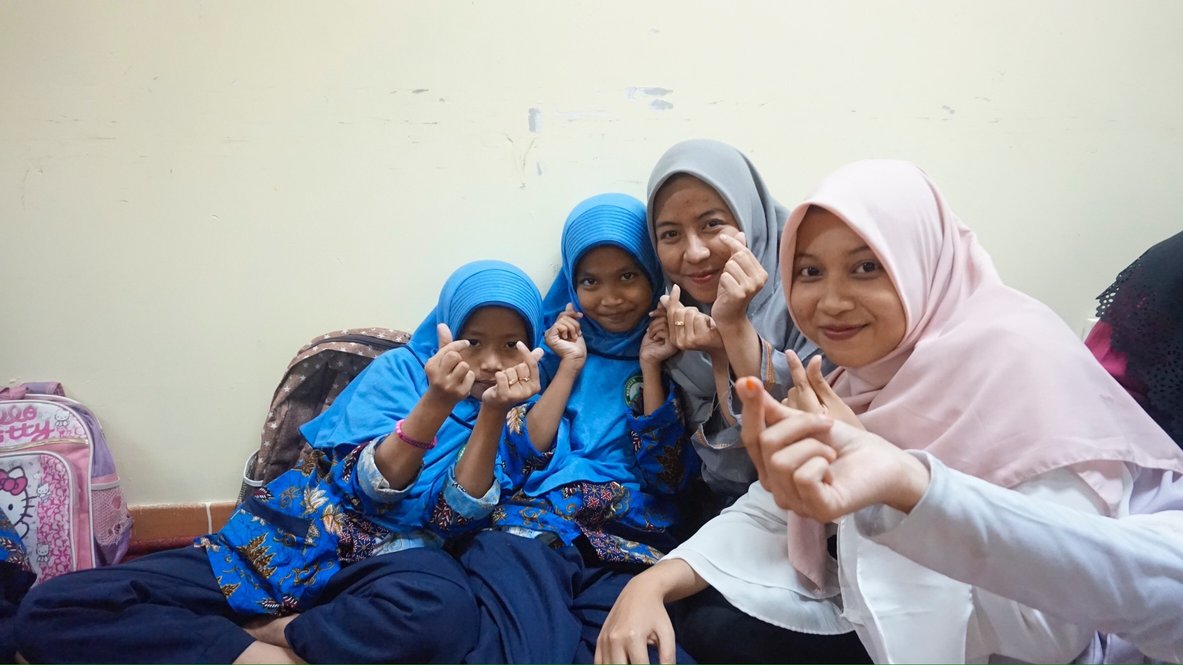 Keluarga besar HIMASIS buka bersama dengan adik-adik Yayasan AL KAHFI
