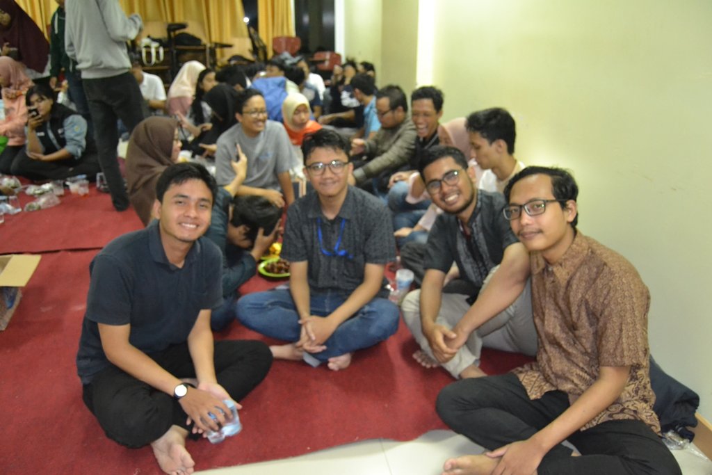 Keluarga besar HIMASIS buka bersama dengan adik-adik Yayasan AL KAHFI