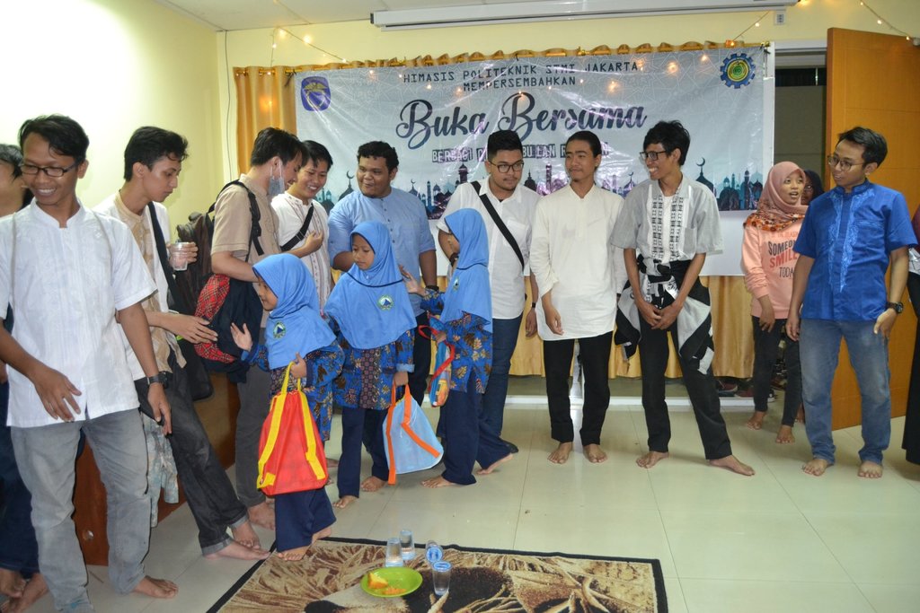 Keluarga besar HIMASIS buka bersama dengan adik-adik Yayasan AL KAHFI