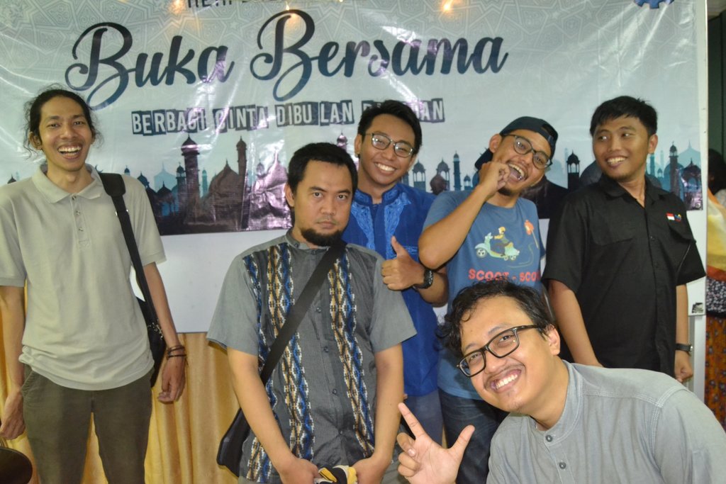 Keluarga besar HIMASIS buka bersama dengan adik-adik Yayasan AL KAHFI