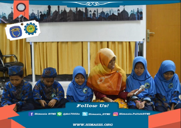 Keluarga besar HIMASIS buka bersama dengan adik-adik Yayasan AL KAHFI